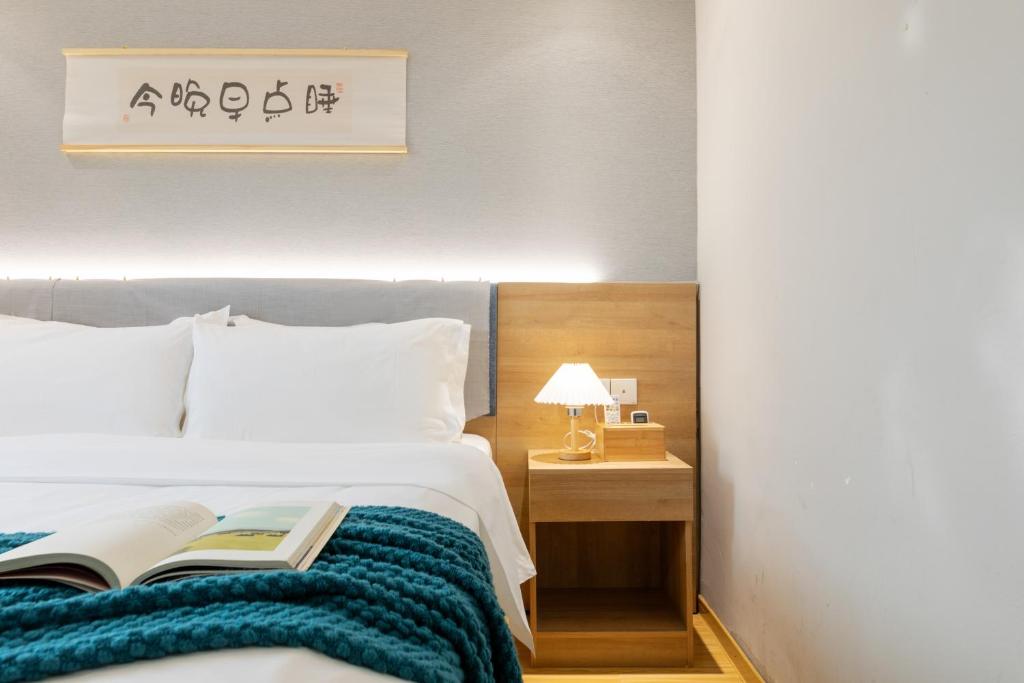 Postel nebo postele na pokoji v ubytování Home Inn Huayi Selected Yellow Crane Tower Tang Hualin Branch