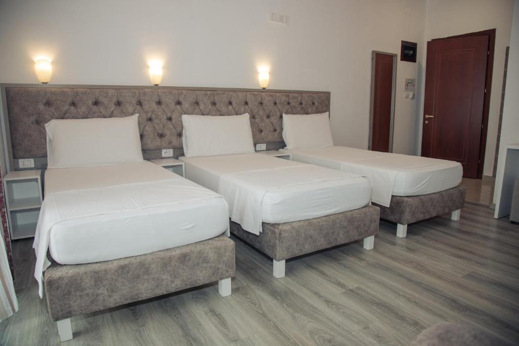 Postel nebo postele na pokoji v ubytování Hotel Number One