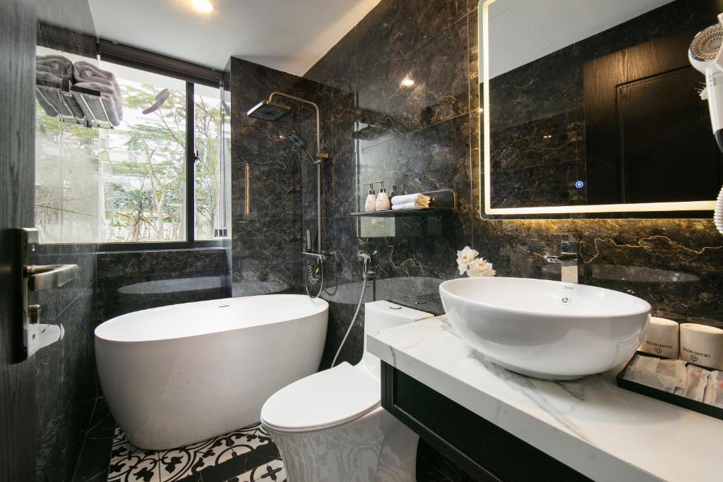 Koupelna v ubytování Grand Hanoi Hotel