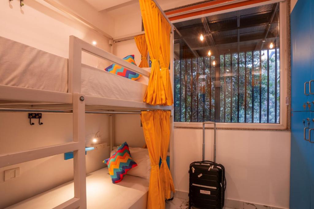 Palanda nebo palandy na pokoji v ubytování goSTOPS PLUS Gurugram, Baani Square