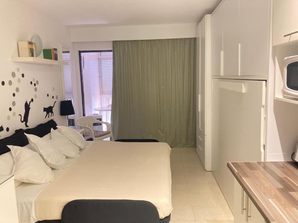 Μια τηλεόραση ή/και κέντρο ψυχαγωγίας στο Great Hostels Apartments Carihuela
