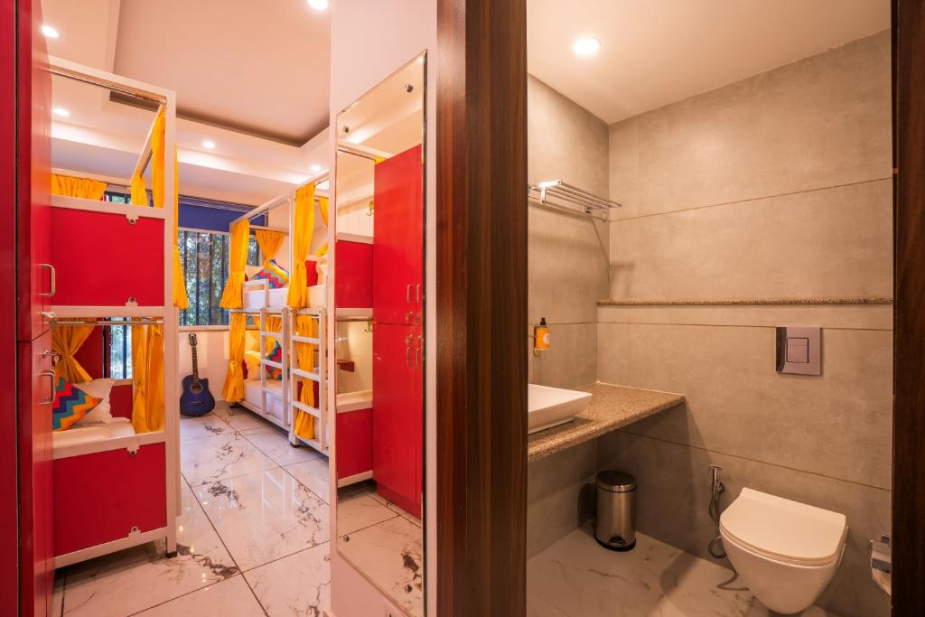 Koupelna v ubytování goSTOPS PLUS Gurugram, Baani Square