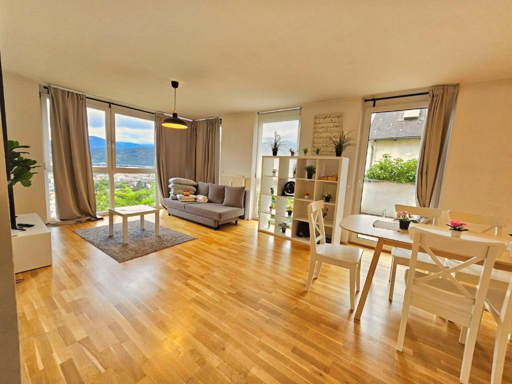 Posezení v ubytování Innsbruck City View Apartment with 2 Bedrooms