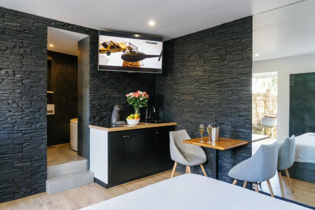 Televízia a/alebo spoločenská miestnosť v ubytovaní L'Oxalis villa (L'Osmanthus), Logement avec balnéothérapie privée