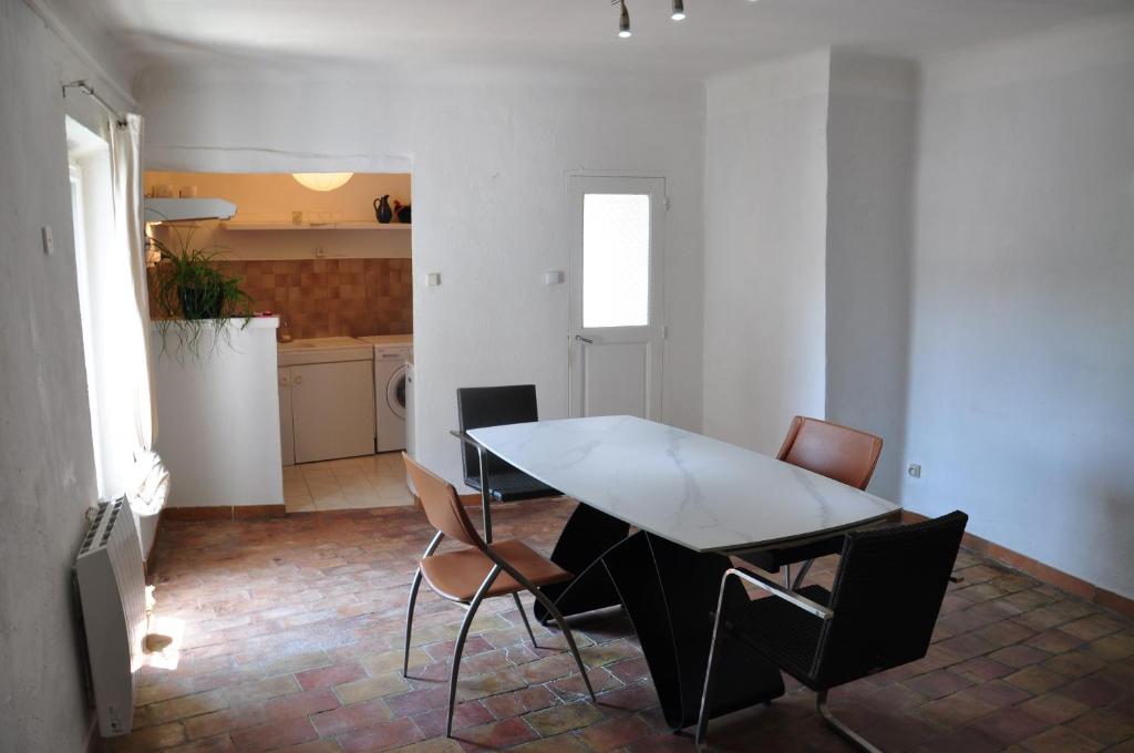 - une table à manger et des chaises dans la cuisine dans l'établissement CEZANNe, à Peynier