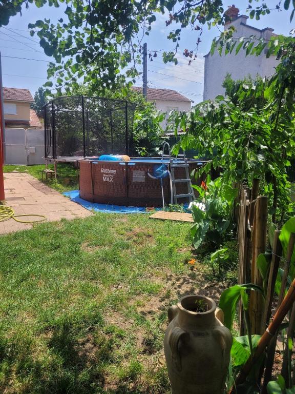 une cour avec une piscine dans une arrière-cour dans l'établissement Peaceful haven with garden and pool, à Lyon