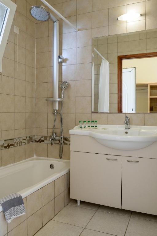 Eri Beach & Village Hotel - 