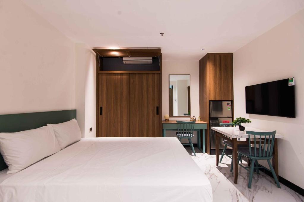 Postel nebo postele na pokoji v ubytování Hoàng Cầu Paradise Hotel by Luxe Hospitaliy