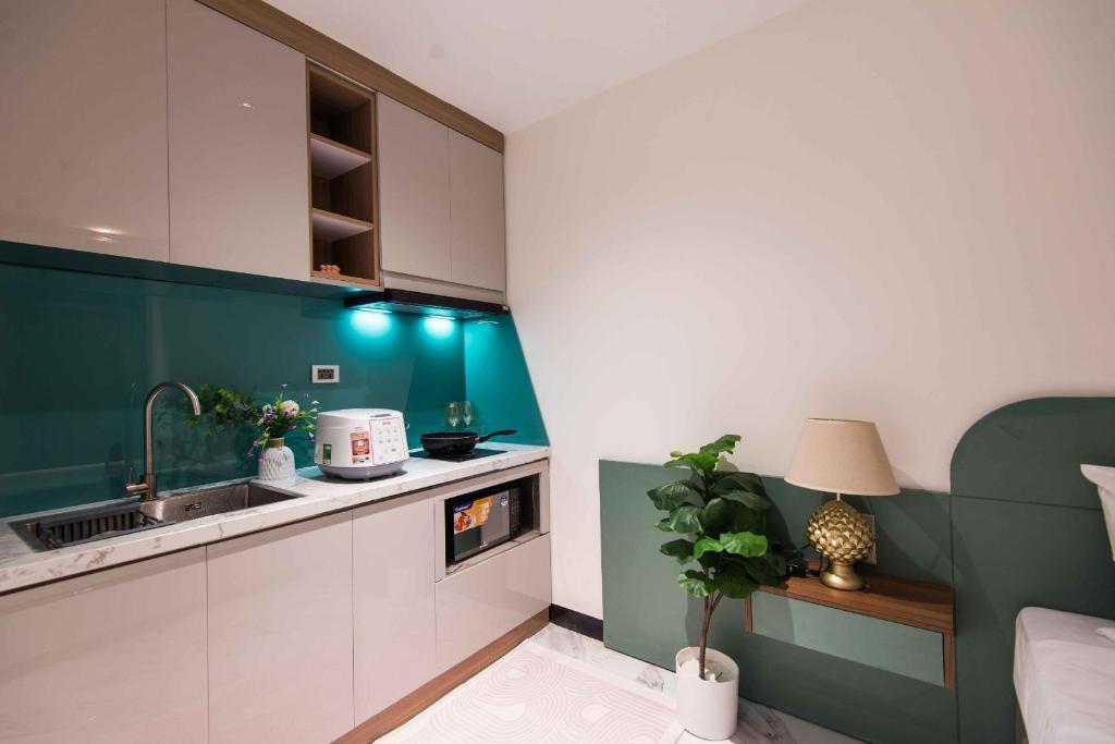 Kuchyň nebo kuchyňský kout v ubytování Hoàng Cầu Paradise Hotel by Luxe Hospitaliy