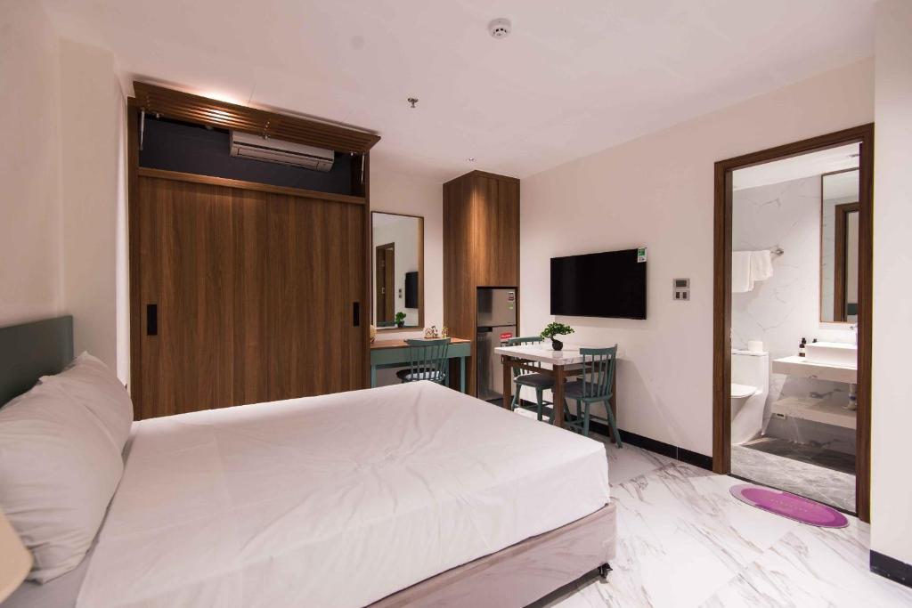 Postel nebo postele na pokoji v ubytování Hoàng Cầu Paradise Hotel by Luxe Hospitaliy