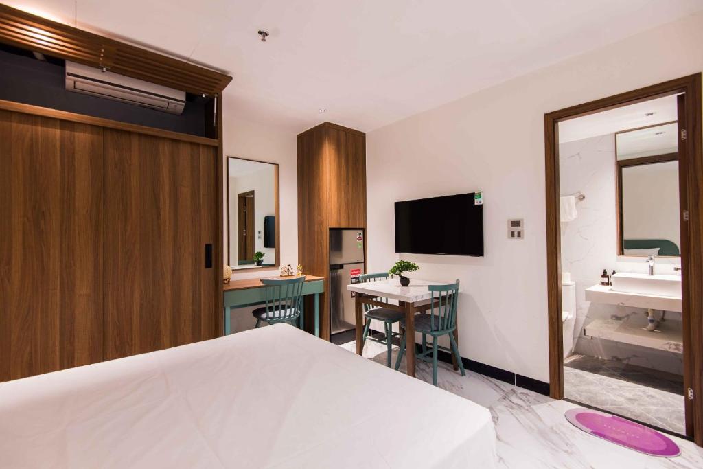 Postel nebo postele na pokoji v ubytování Hoàng Cầu Paradise Hotel by Luxe Hospitaliy