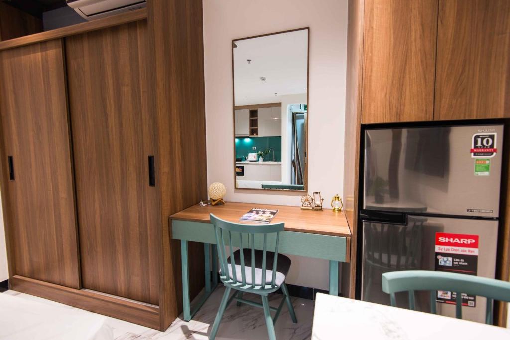 Kuchyň nebo kuchyňský kout v ubytování Hoàng Cầu Paradise Hotel by Luxe Hospitaliy