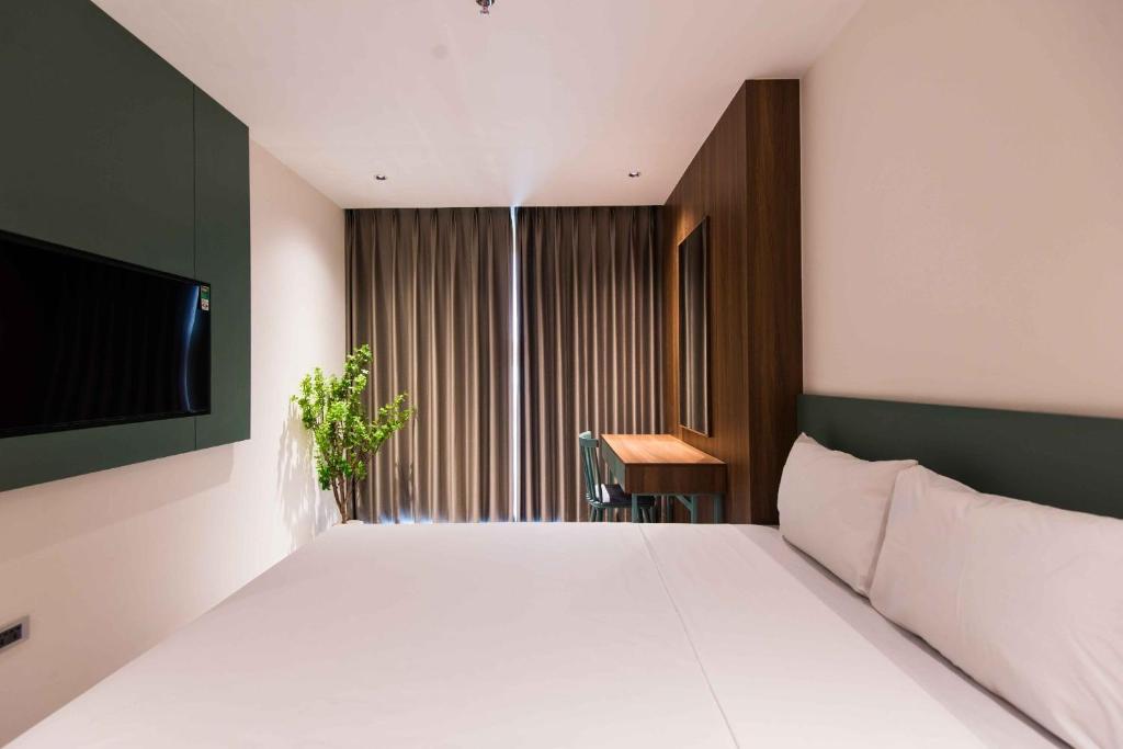 Postel nebo postele na pokoji v ubytování Hoàng Cầu Paradise Hotel by Luxe Hospitaliy