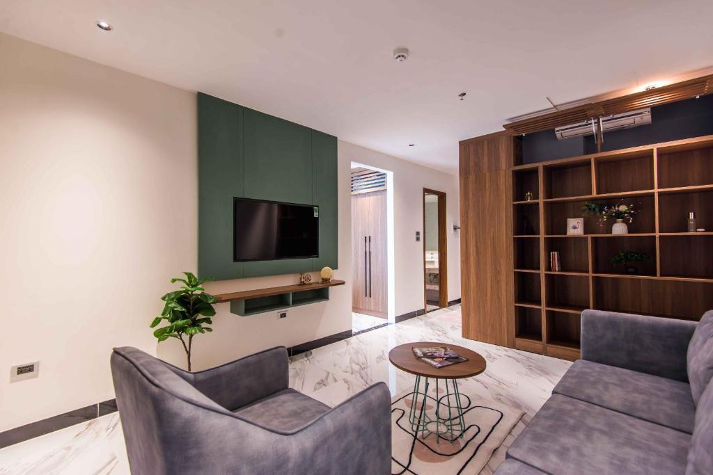 TV a/nebo společenská místnost v ubytování Hoàng Cầu Paradise Hotel by Luxe Hospitaliy