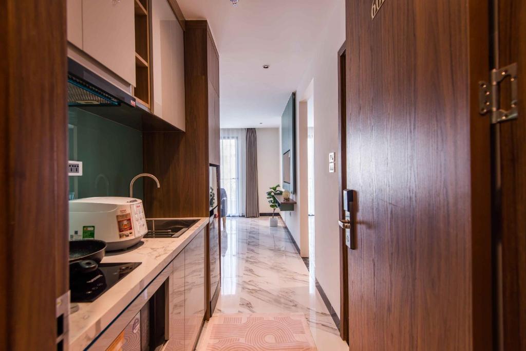 Kuchyň nebo kuchyňský kout v ubytování Hoàng Cầu Paradise Hotel by Luxe Hospitaliy