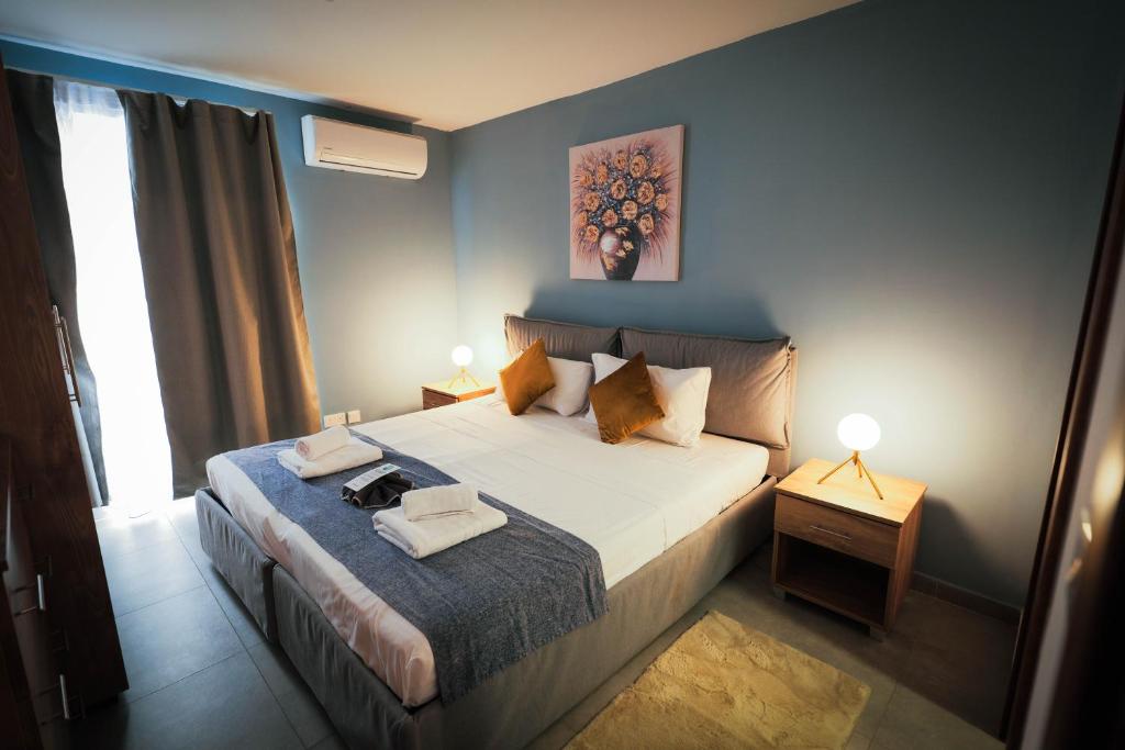 Postel nebo postele na pokoji v ubytování SkyLounge Suites