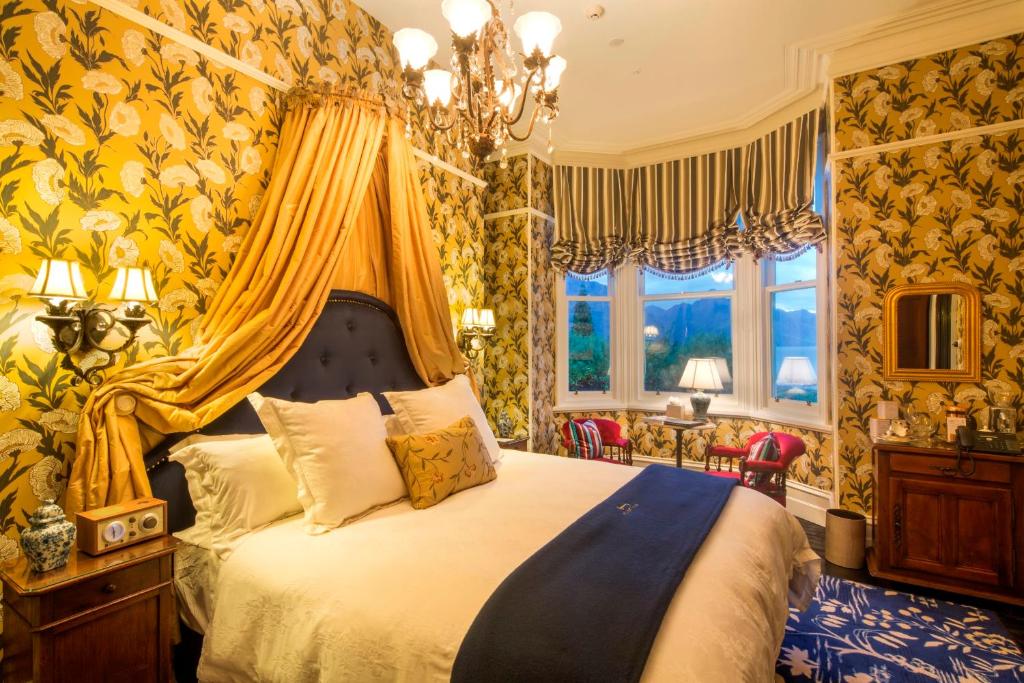 Postel nebo postele na pokoji v ubytování Hulbert House Luxury Boutique Lodge Queenstown