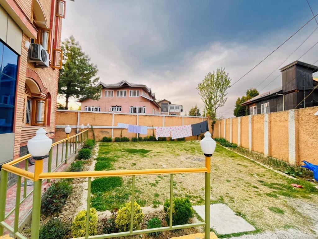 Zahrada ubytování Bashaw Residency Top Rated In Srinagar Only 6 Kms from Srinagar International Airport And Only 5 Kms From Srinagar Railway Station