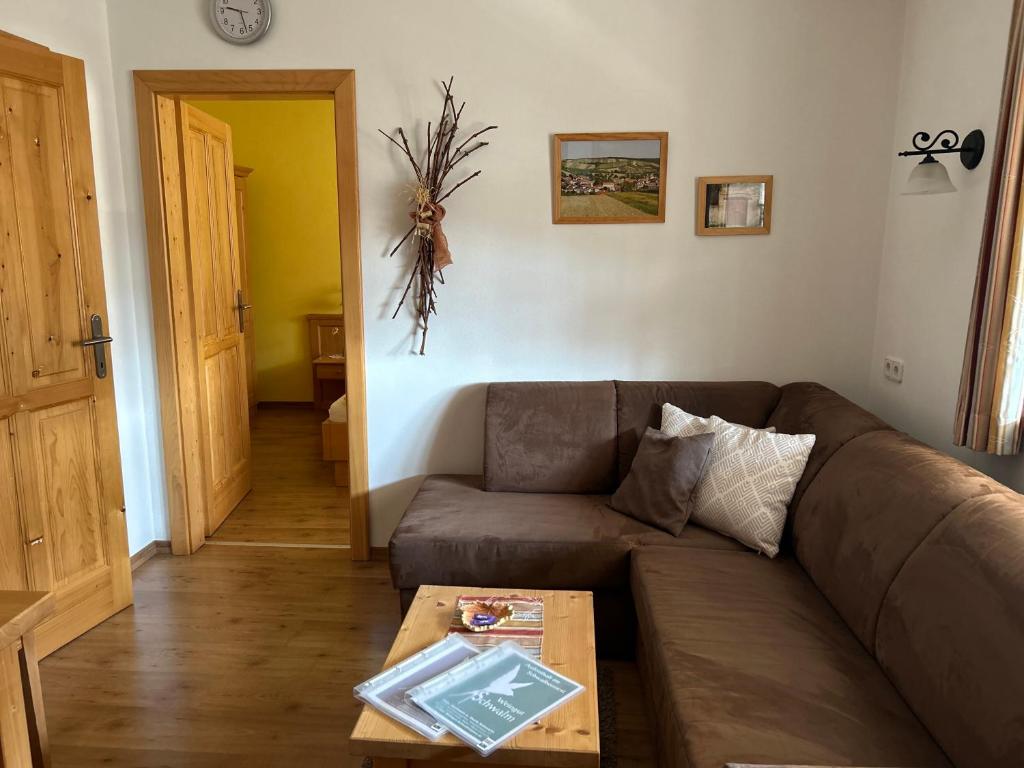 Posezení v ubytování Weingut - Gästezimmer zum Schwalbennest