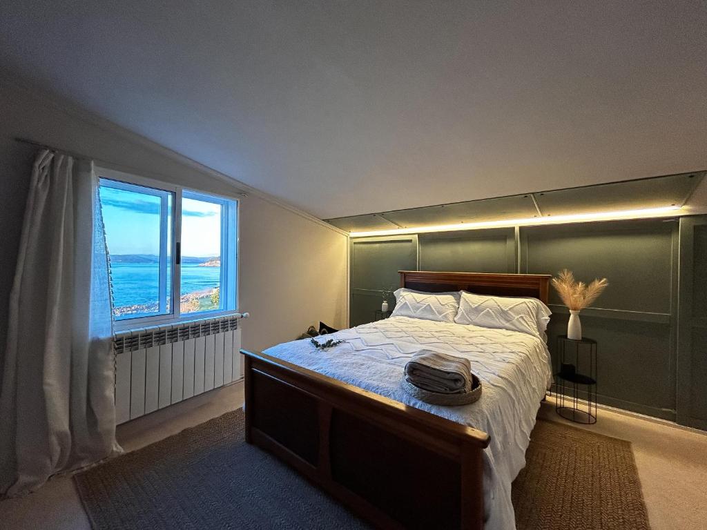 Postel nebo postele na pokoji v ubytování OLarDasOlas - Casa con jardin privado frente al mar, Porto do Son