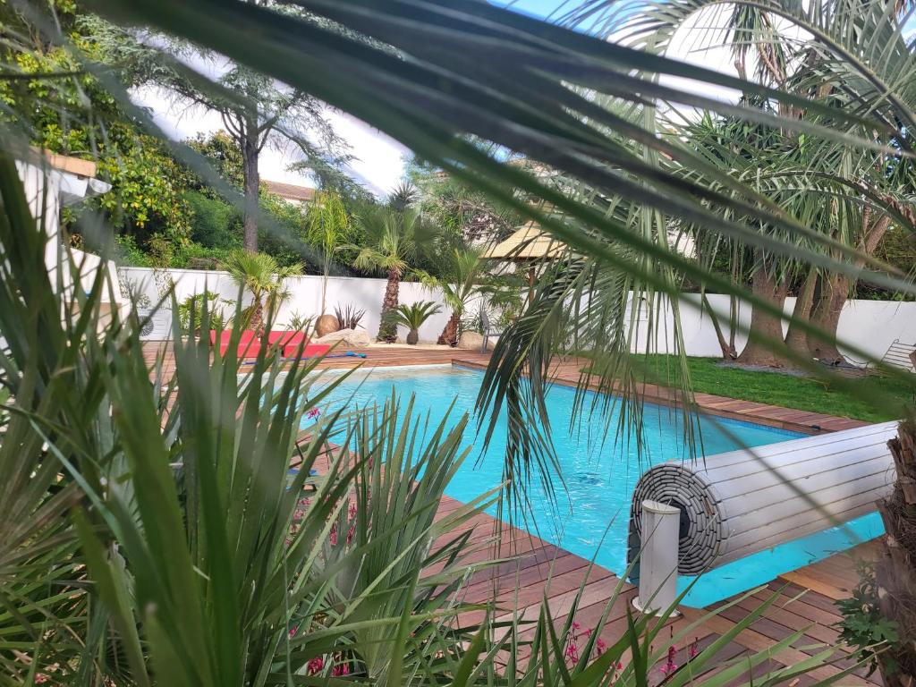 Bazén v ubytování Maison familiale avec piscine calme entre golf et mer nebo v jeho okolí