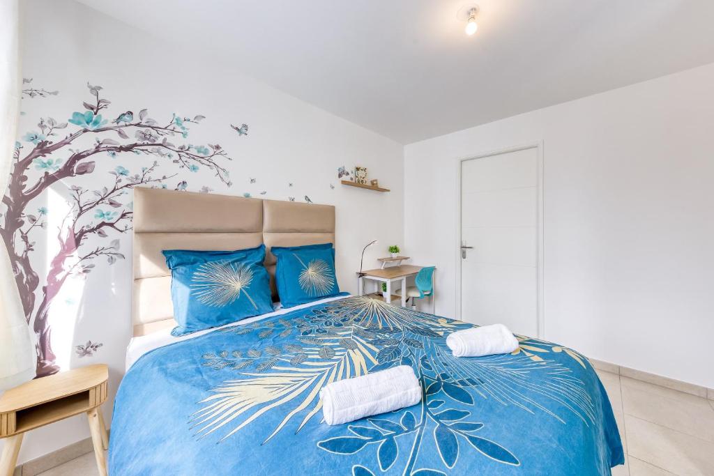 a bedroom with a blue bed with blue pillows at Luxe Neuf - Parking Privé Gratuit - 10mn Paris RER D - Lit 160X200 - Tout équipé - De 1 à 4 pers - Near Paris Brand New Apart with Secure Parking in Maisons-Alfort
