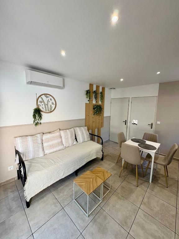 un salon avec un canapé et une table dans l'établissement T2 climatisé à 10 min des plages, à Perpignan