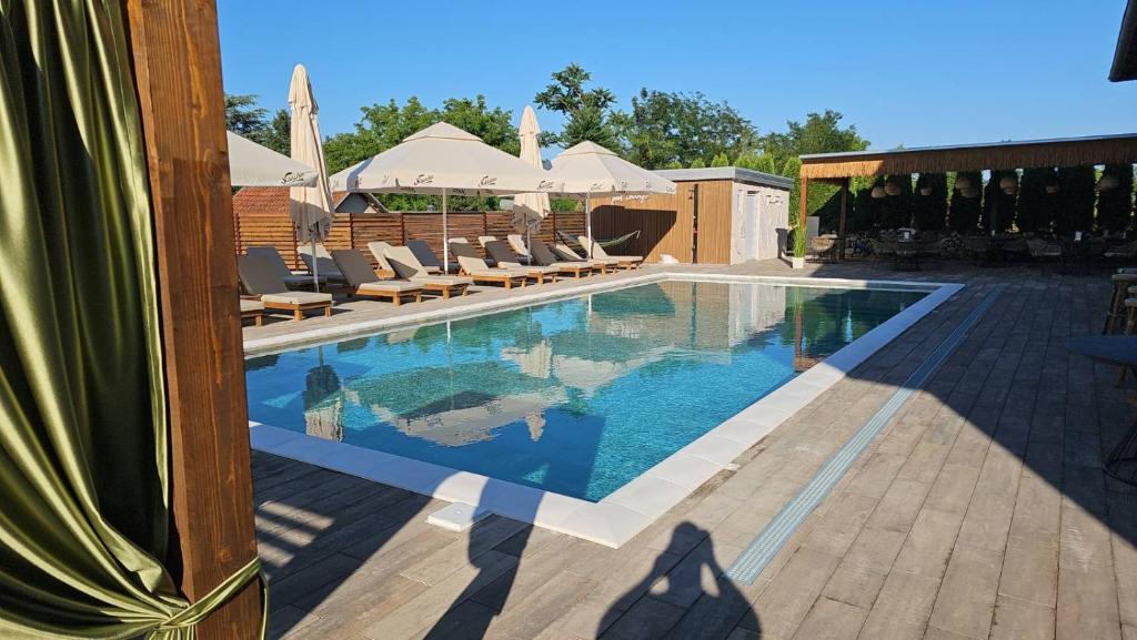 una piscina con sedie a sdraio di Vila Dincic doo a Veliko Gradište