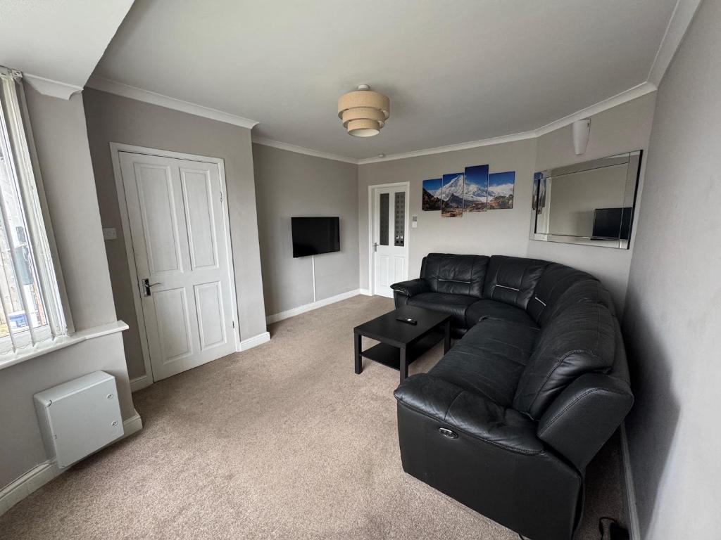 Posezení v ubytování 4 Bedroom Home, FREE Parking & Wi-Fi, Garden