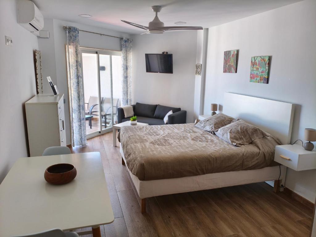 Posteľ alebo postele v izbe v ubytovaní Apartamento Estudio en Chinasol Primera Línea Playa San Cristóbal