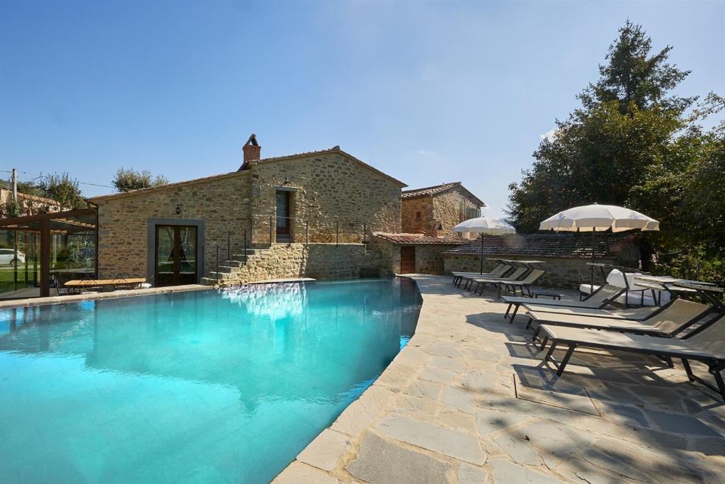 Bazén v ubytování Villa L'Antico Mulino nebo v jeho okolí