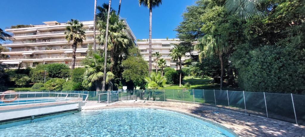 une piscine devant un immeuble dans l'établissement Cannes - City Centre - Sea View - Swimmingpool - Parking, à Cannes