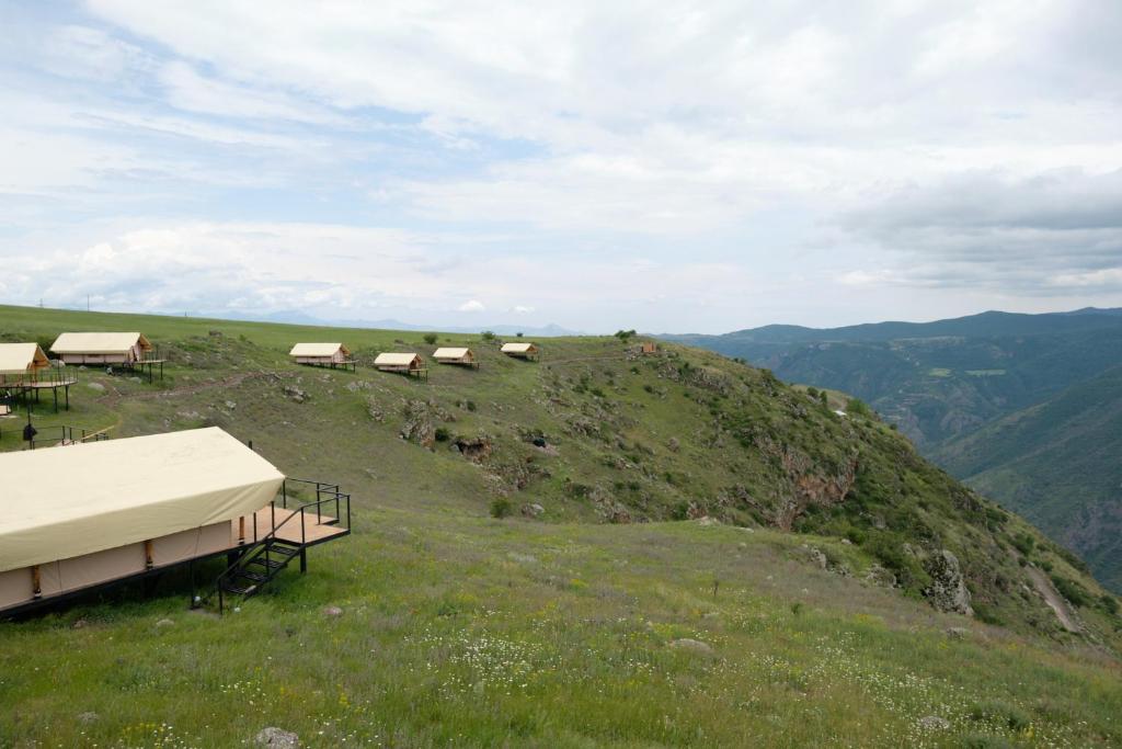 un gruppo di tende in cima a una collina di Yagoda Moya a Khot