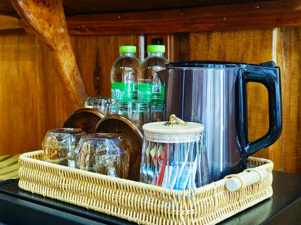 Příslušenství pro přípravu čaje a kávy v ubytování บ้านต้นไม้ The Tree House ณคอนศรี ใกล้วัดเจดีย์ ไอ้ไข่