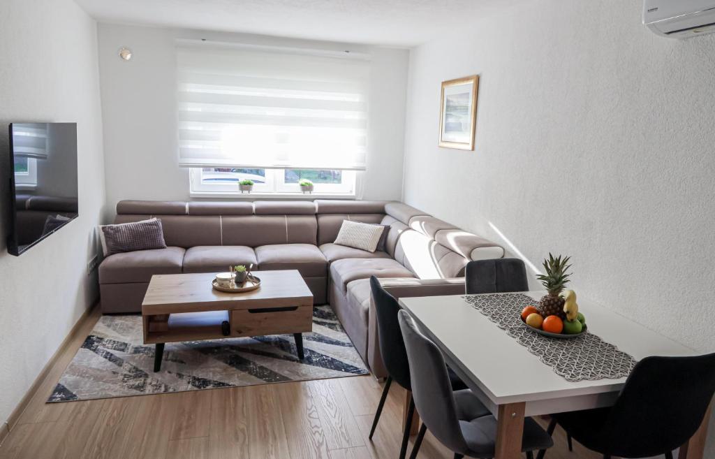 een woonkamer met een bank en een tafel bij Sweethome Una Bihac in Bihać