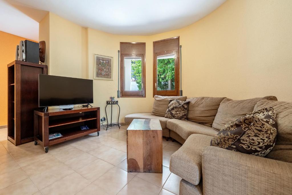 Televízia a/alebo spoločenská miestnosť v ubytovaní Hauzify I Villa Parc