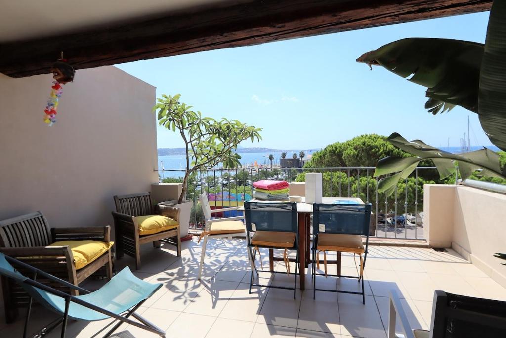 d'un balcon avec des chaises et une table offrant une vue. dans l'établissement Duplex sur le port, 17m2 de terrasse, clim,parking, à Bandol