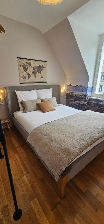 une chambre avec un grand lit dans un grenier dans l'établissement La Maison de pêcheur typique au Guilvinec - A 100 m de la mer - Tout à pied, plage, port, commerces- Wifi inclus - Linge de lit inclus - Jardin clos - En option , ménage et serviettes, au Guilvinec