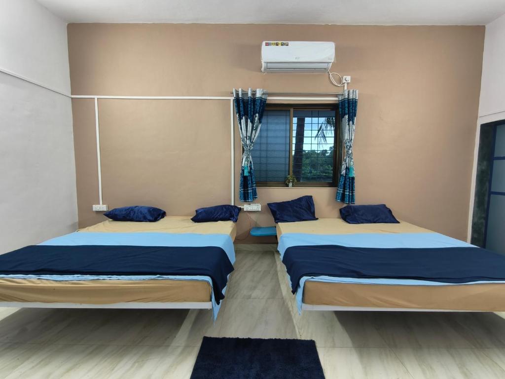 En eller flere senge i et værelse på Krishna Garden and Resort