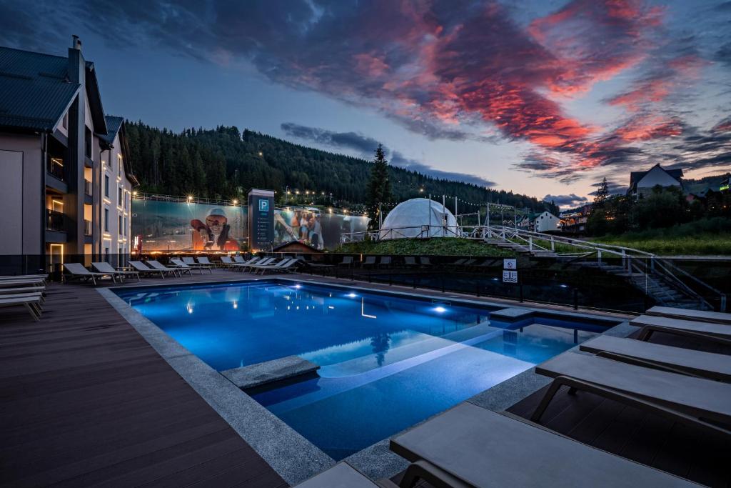 Bazén v ubytování Premium hotel & SPA nebo v jeho okolí