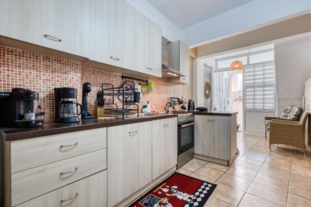 Kuchyň nebo kuchyňský kout v ubytování Jo's Guesthouse, Benitses
