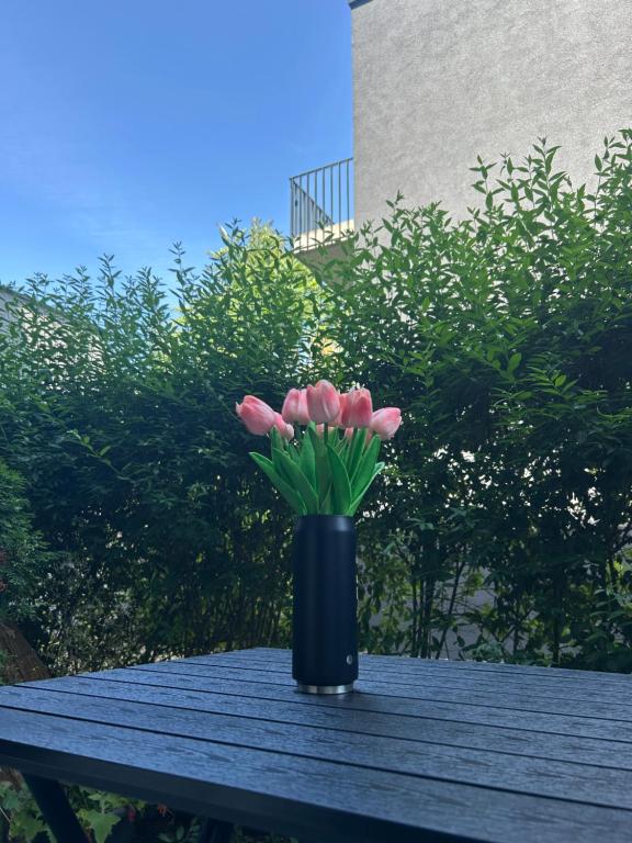 a vase of pink tulips sitting on a table at SALVIA II exklusiv & smart & Terrasse II Dein City-Apartment in Braunschweig
