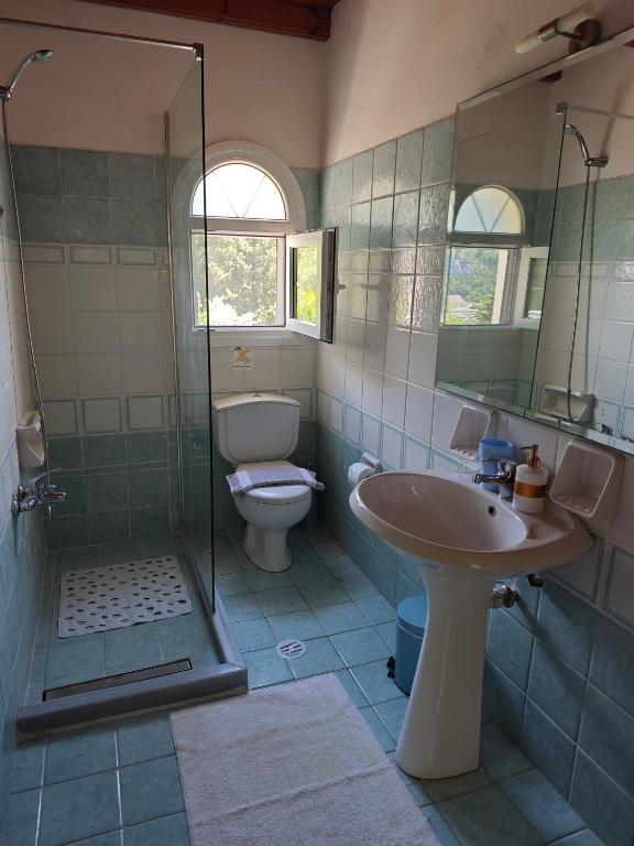 Koupelna v ubytování Alexandra Natalia Aparthotel