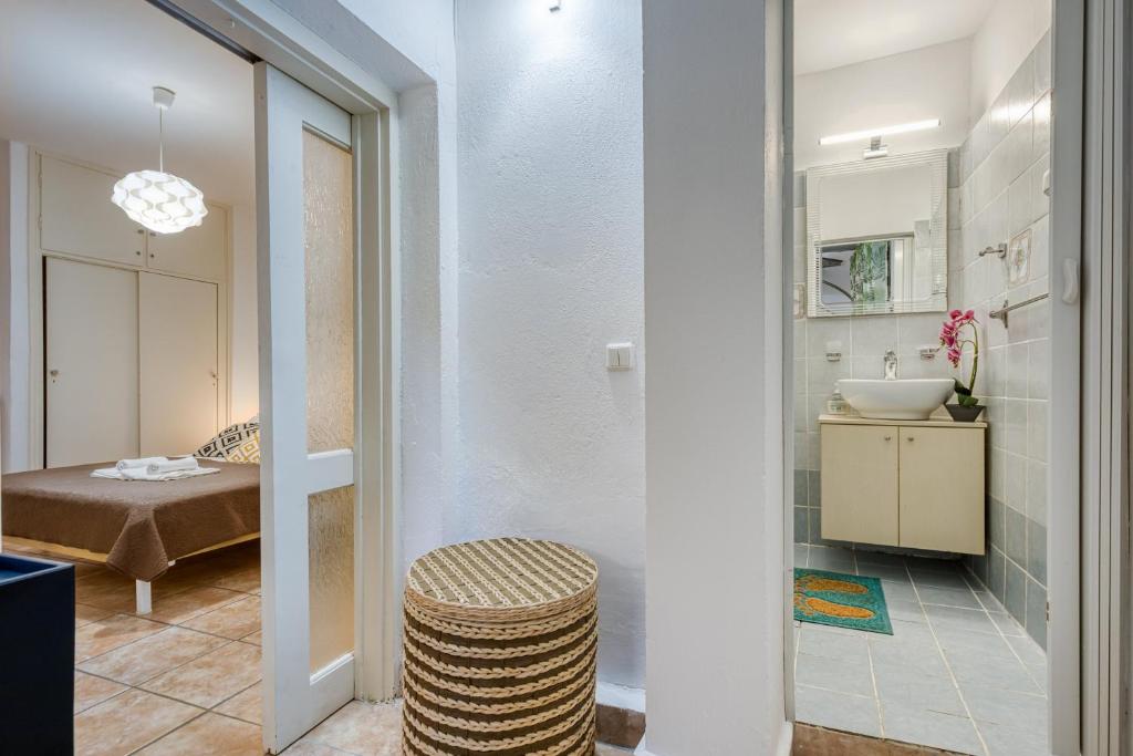 Postel nebo postele na pokoji v ubytování Jo's Guesthouse, Benitses