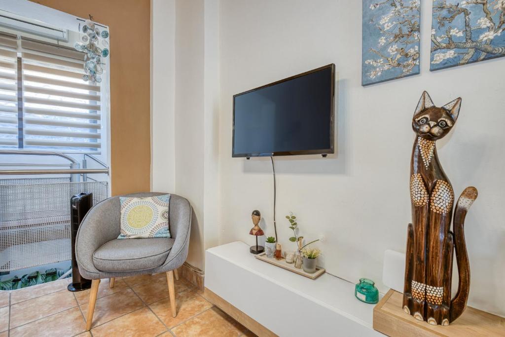 TV a/nebo společenská místnost v ubytování Jo's Guesthouse, Benitses