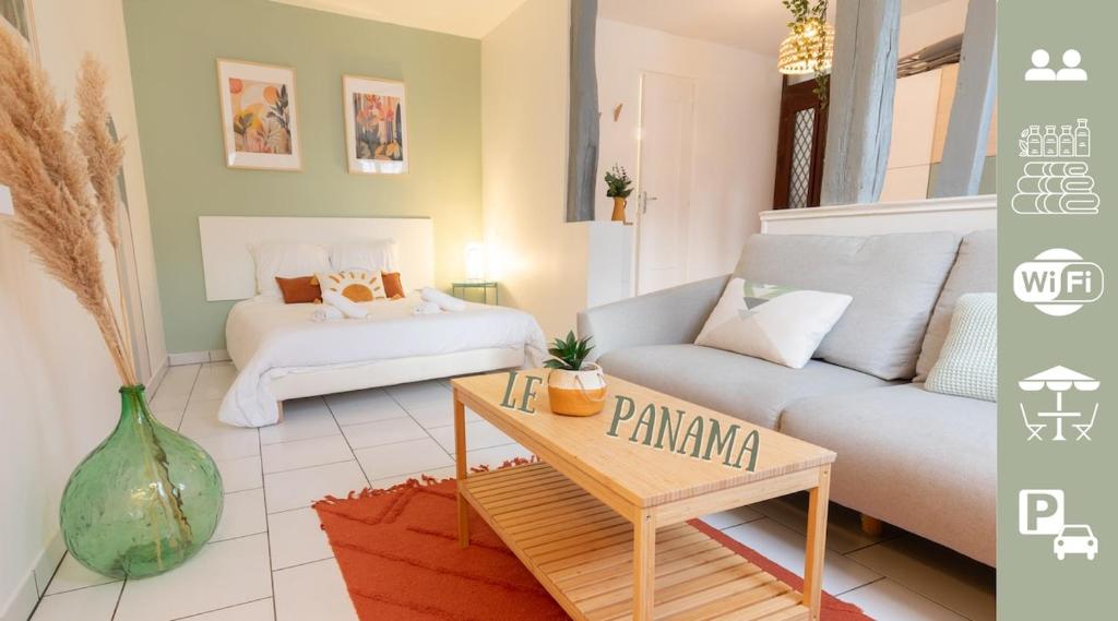 un soggiorno con un divano e un tavolo di Le Panama - 5 min du centre, 500m2 de jardin a Évreux