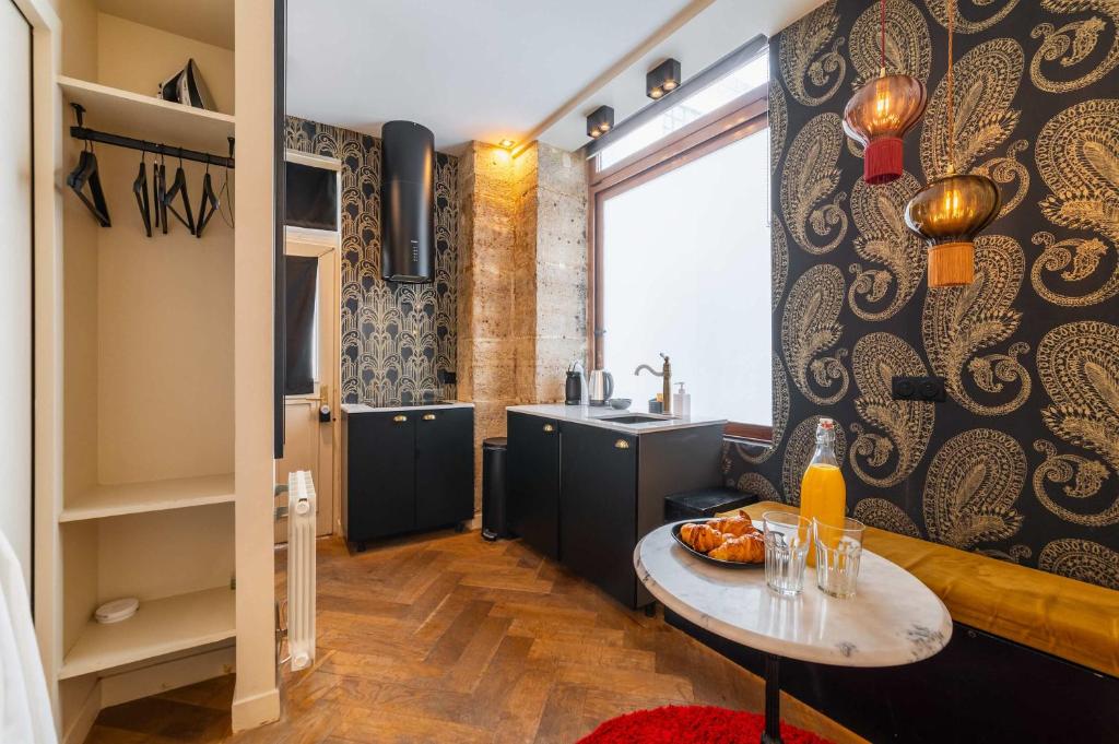 - un salon avec une table et un lavabo dans l'établissement Studio proche tour Eiffel - paris 15 -2P, à Paris