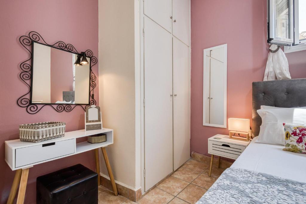 Postel nebo postele na pokoji v ubytování Jo's Guesthouse, Benitses