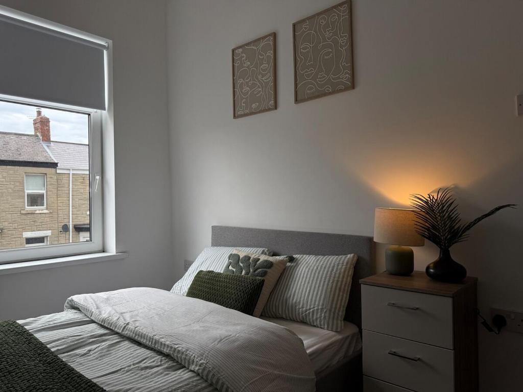 BlytheにあるResiLets - Stanley House - Large, Modern 3 Bed - NEW!のベッドと窓のある寝室