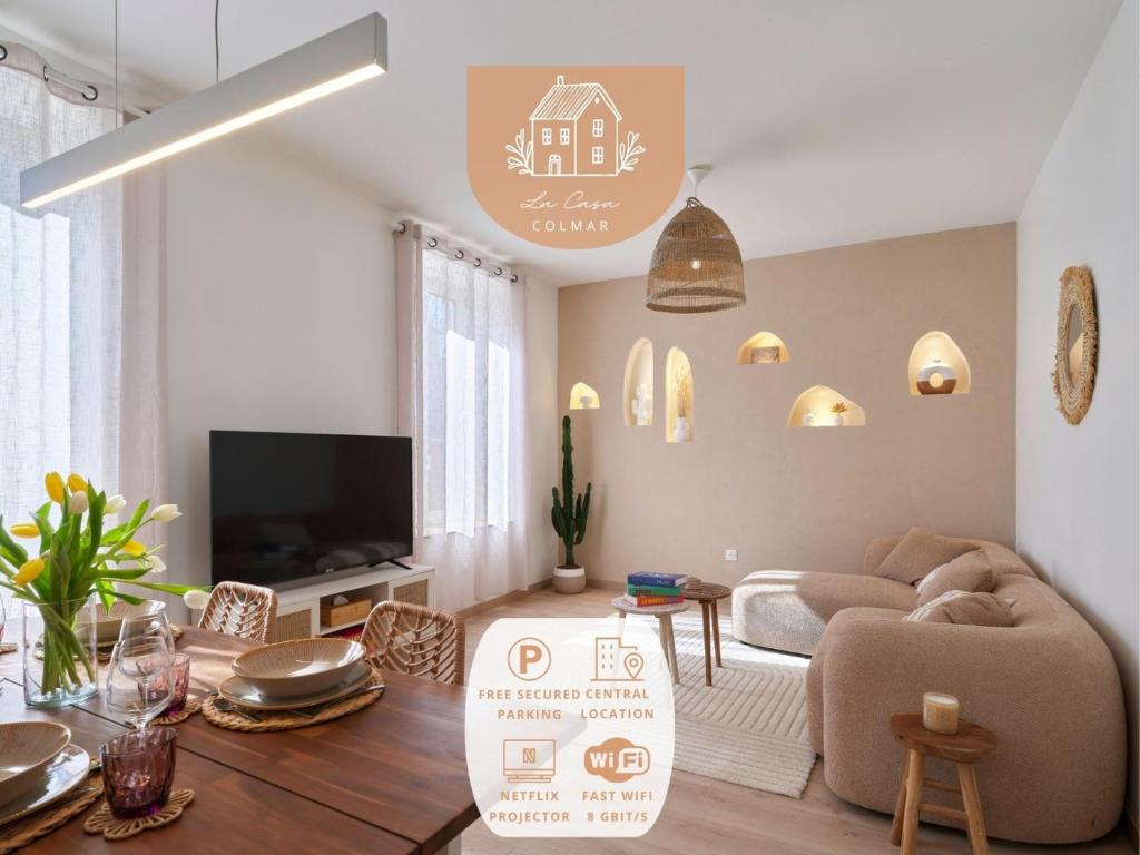 un salon avec un canapé et une table dans l'établissement 2BR Apartment near Colmar Centre - Boho Style, Hidden Room, Free Parking, à Colmar